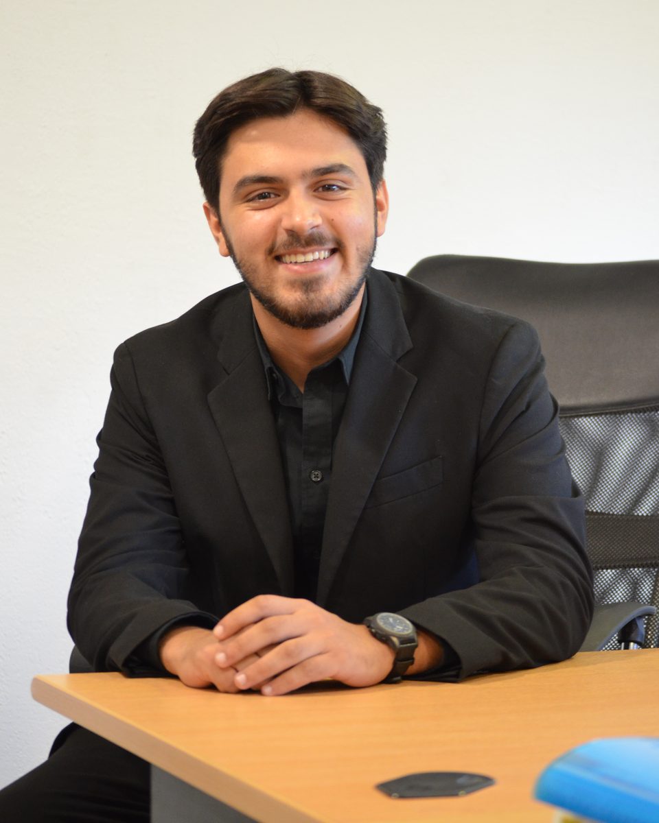 Baptiste Giappesi, souriant, assis à son bureau